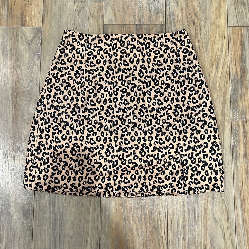 cheetah mini skirt forever 21 size small (never worn)